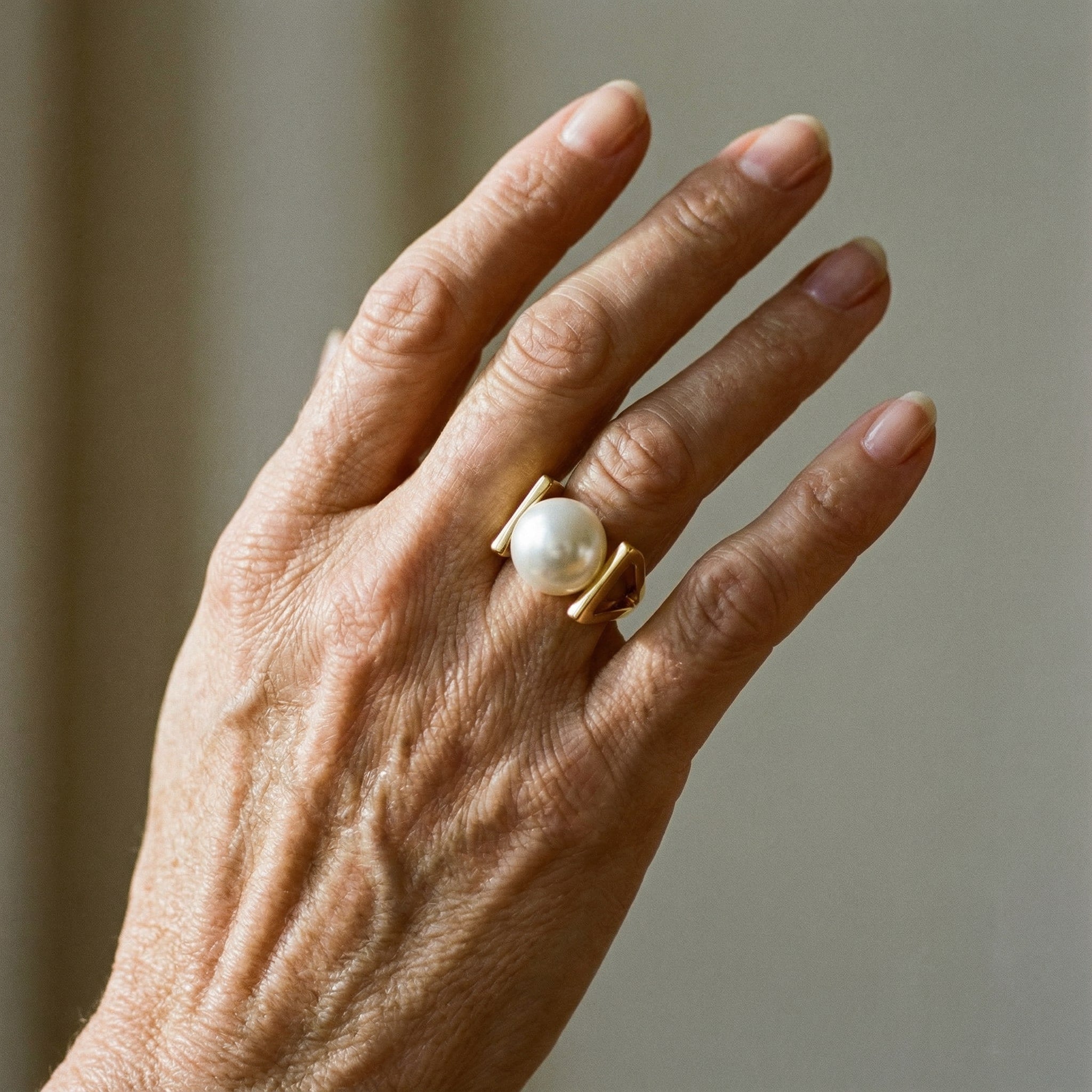 Zlatni prsten s vintage biserima