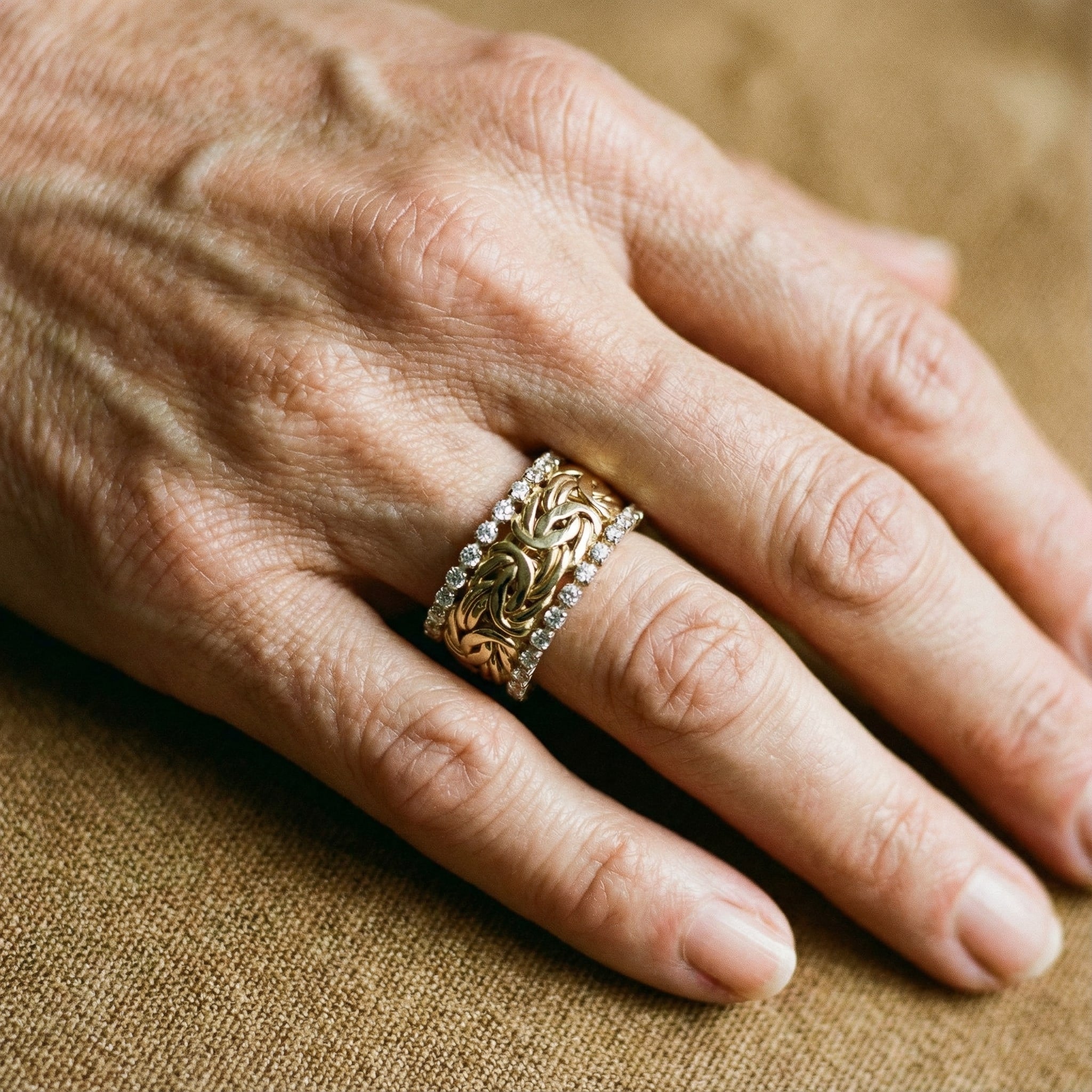 Vintage zlatni prsten pleten s cirkonima