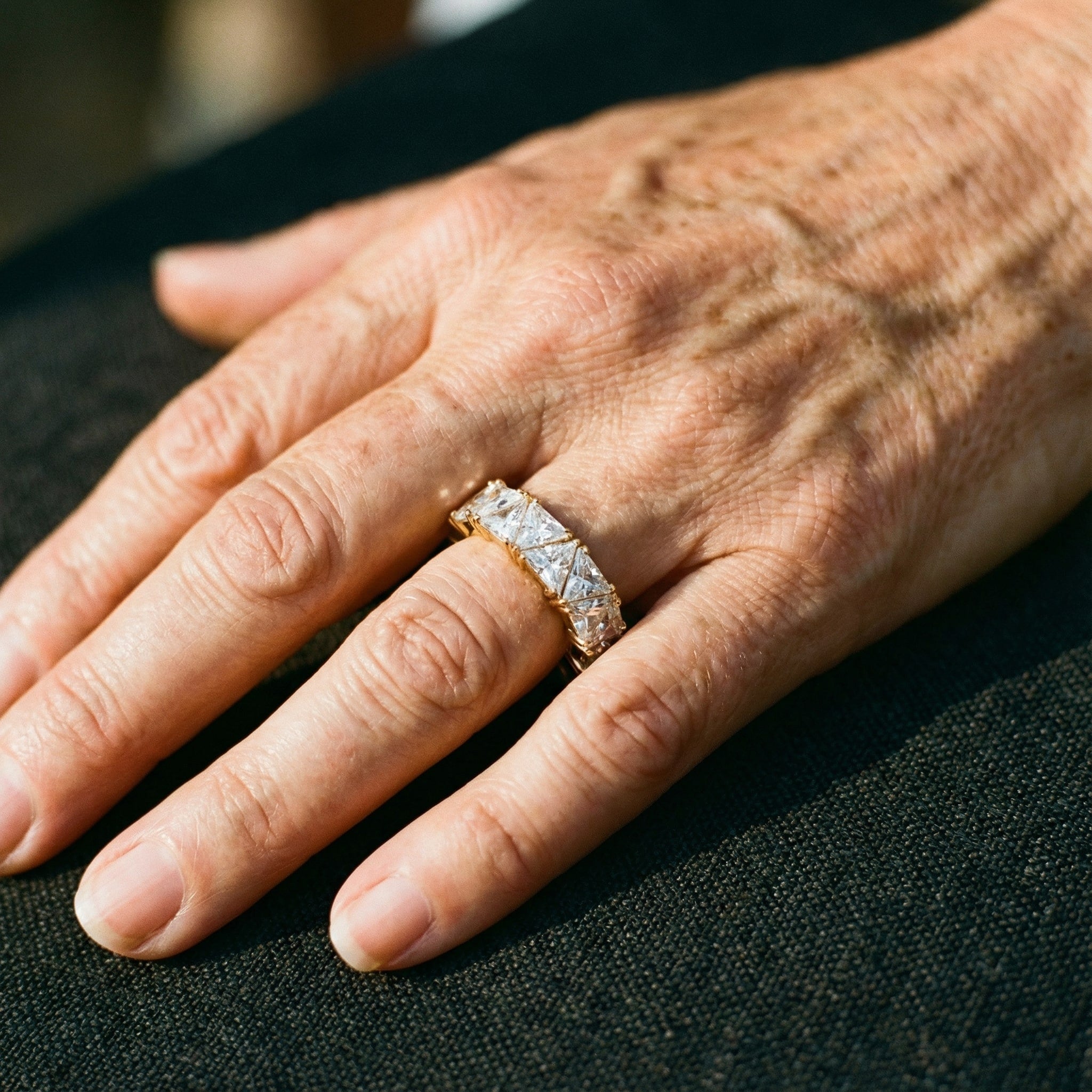 Vintage trokutasti prsten s kamenom u zlatu