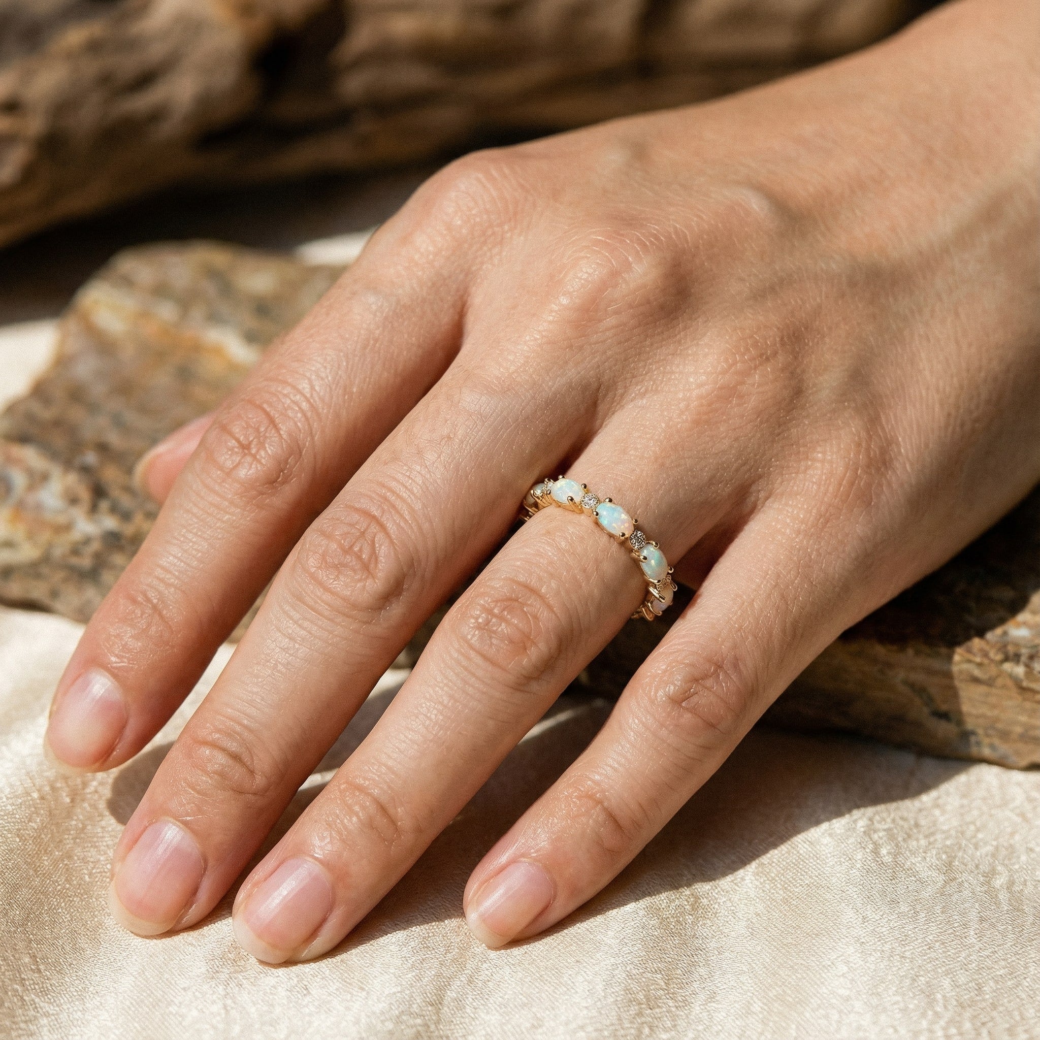 Vintage zlatni prsten s opalom Eternity