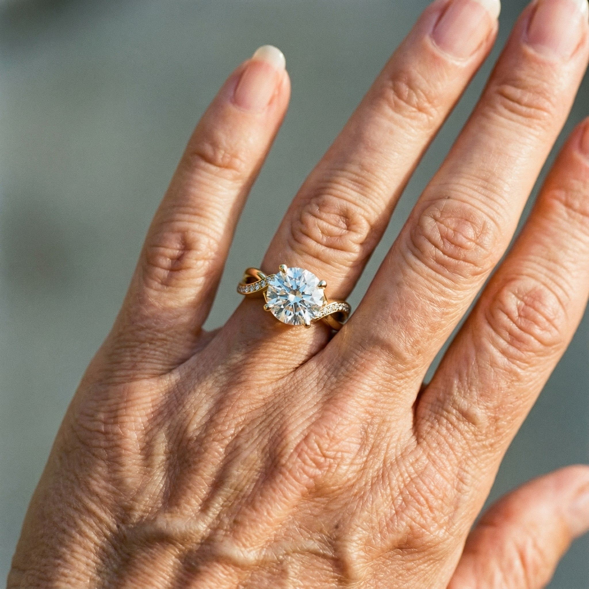 Vintage pleteni prsten u zlatu s cirkonom