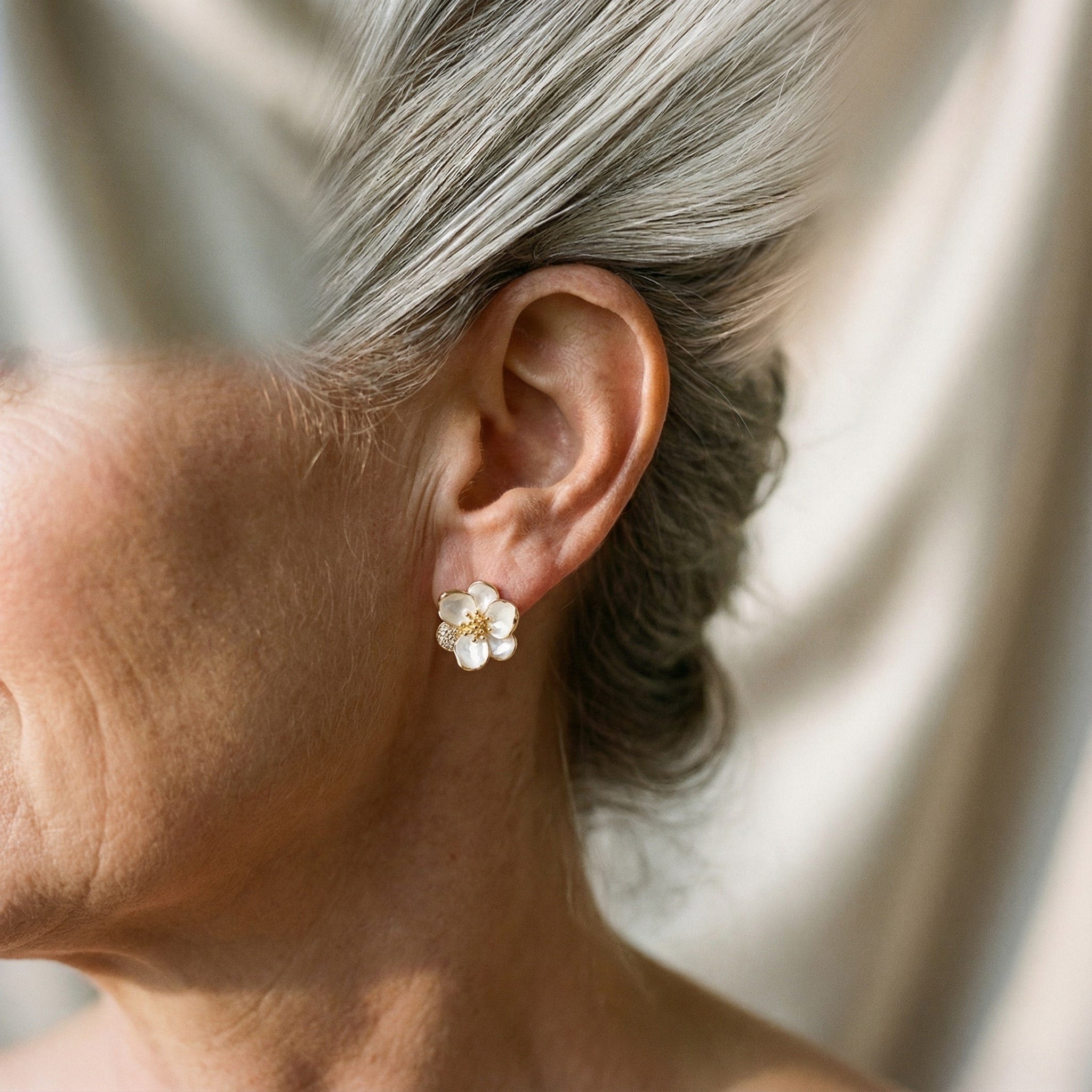 Elegantne zlatne naušnice u obliku cvjetnih latica