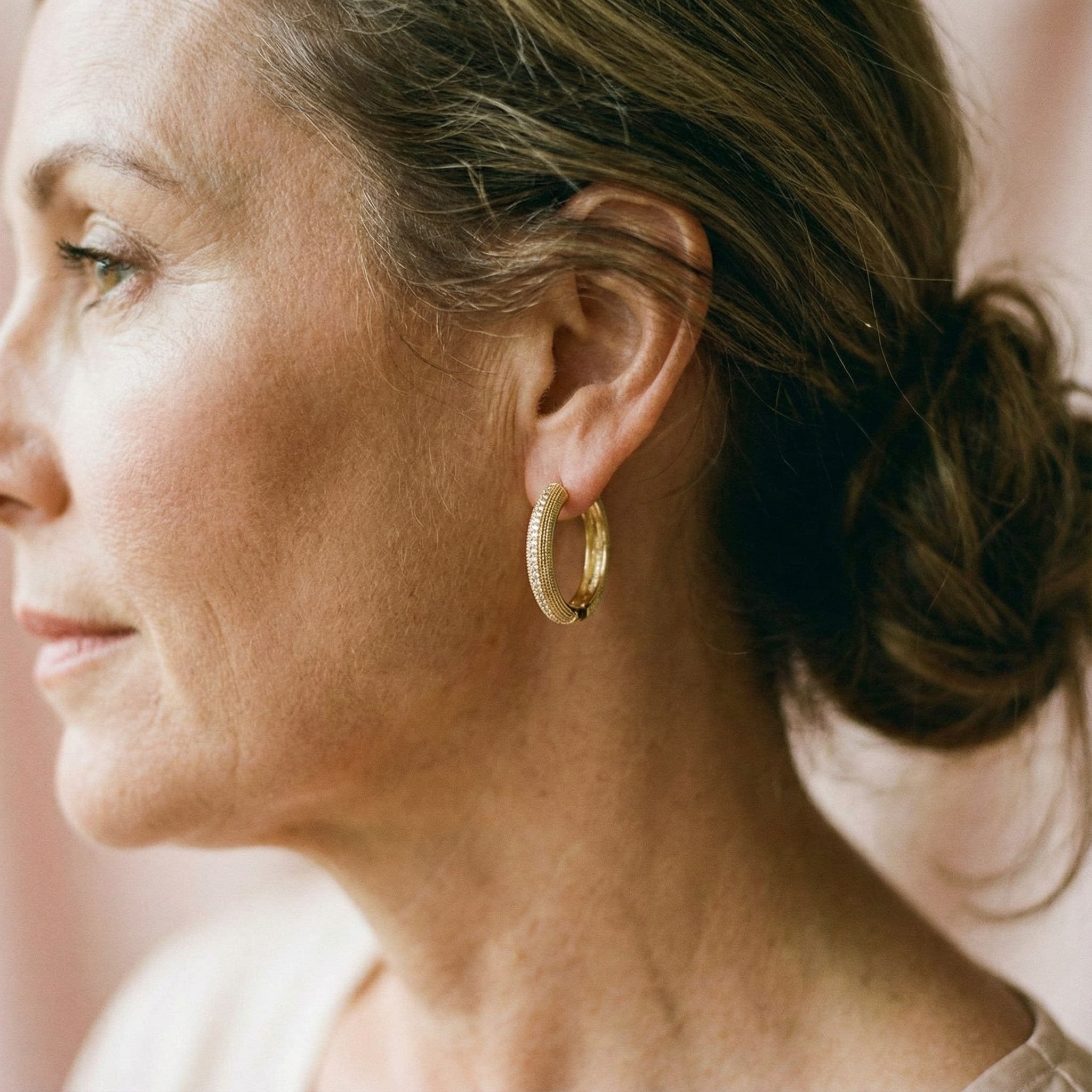 Vintage naušnice u zlatu s elegantnim uzorkom