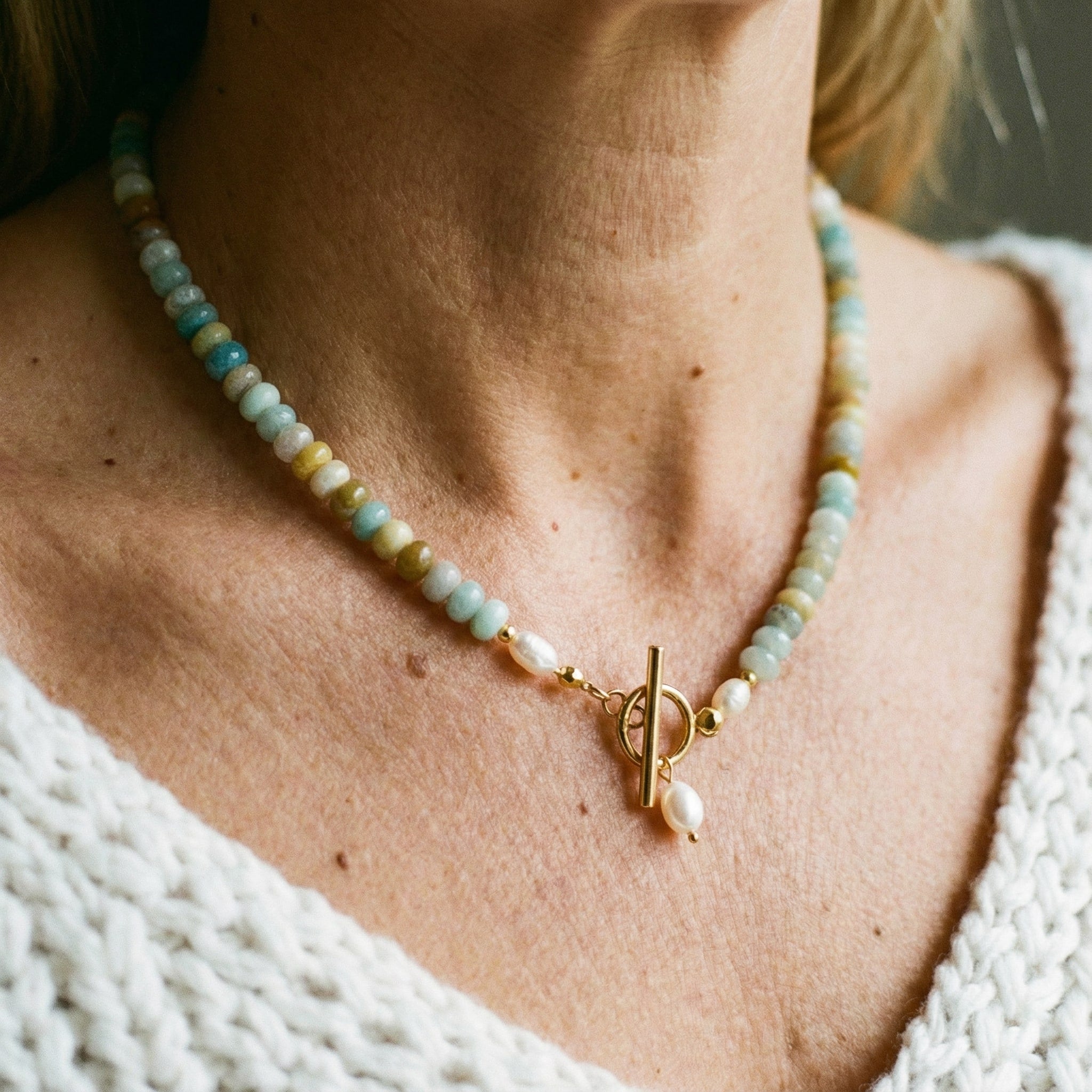 Vintage zlatna ogrlica s kamenom