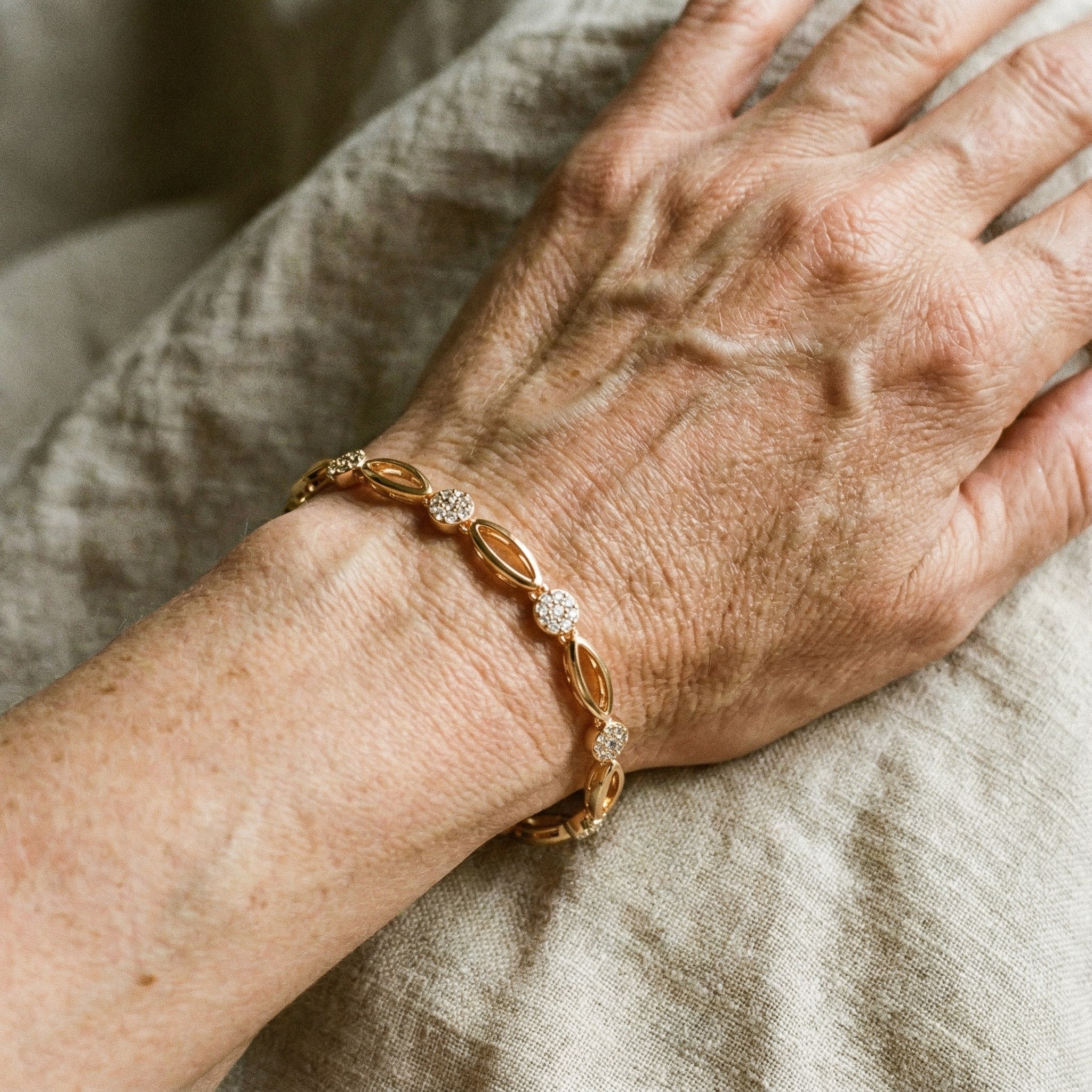 Elegantna narukvica pozlaćena