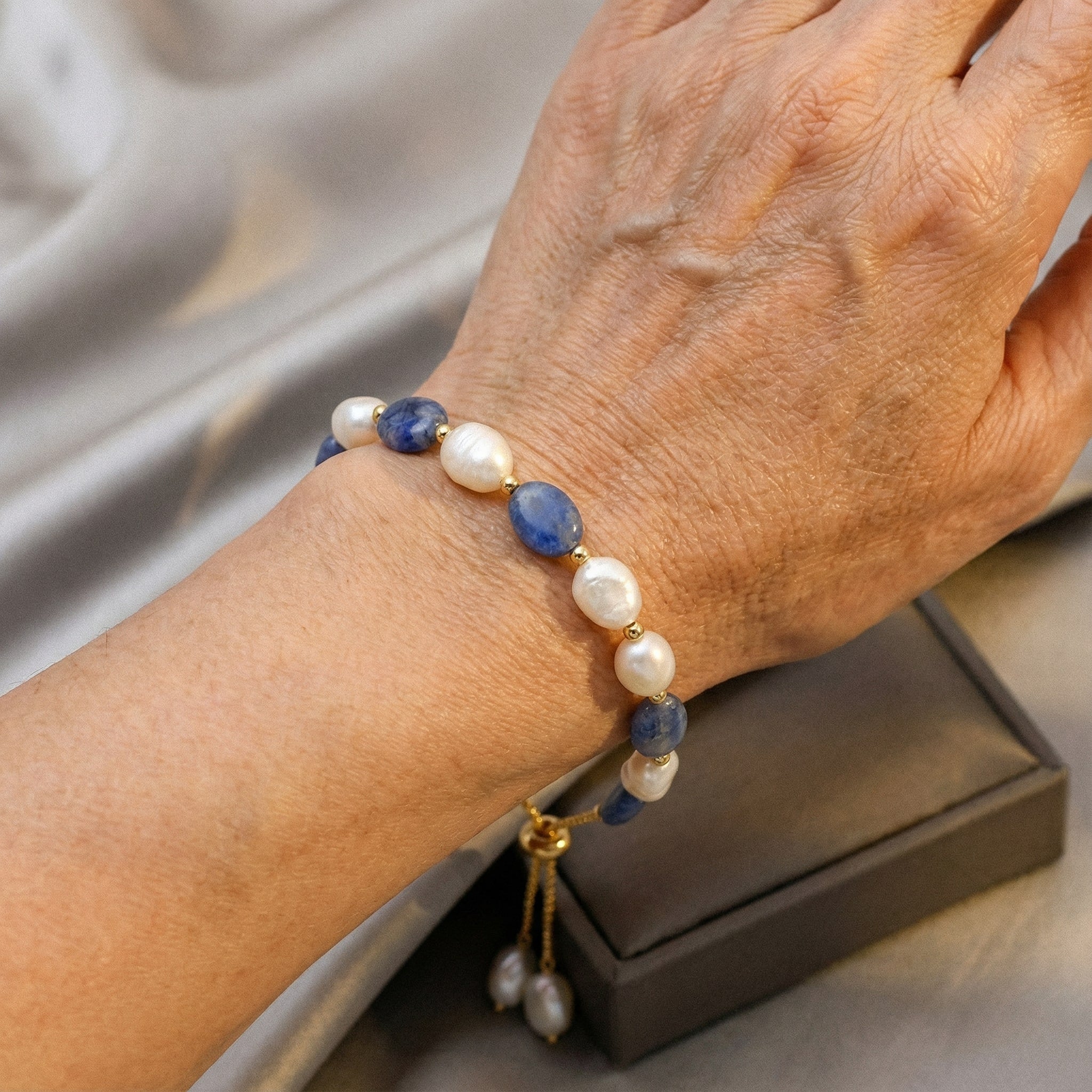 Elegantna perlearmbånd iz mora