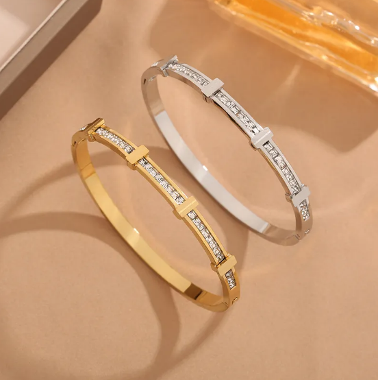 Jednostavna geometrijska otvorena narukvica s dva sloja cirkona