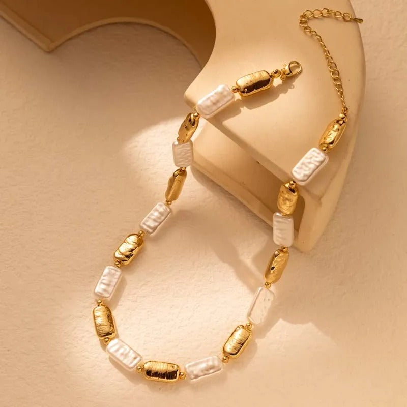 Vintage ogrlica s pravokutnim zlatnim i bijelim biserima