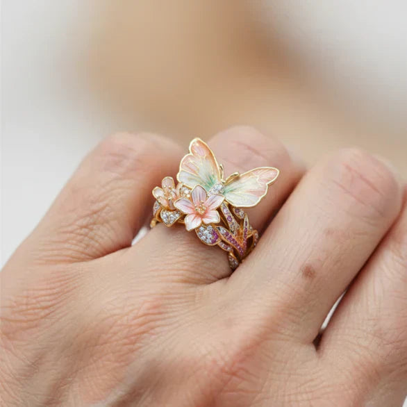 Klar ljetni leptir iz prirode s cirkonom