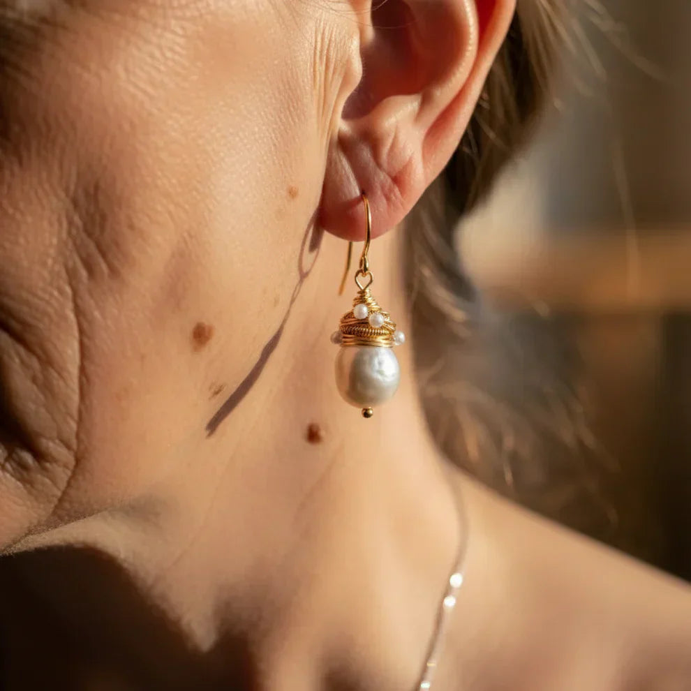 Vintage biserne naušnice s zlatnim nitima