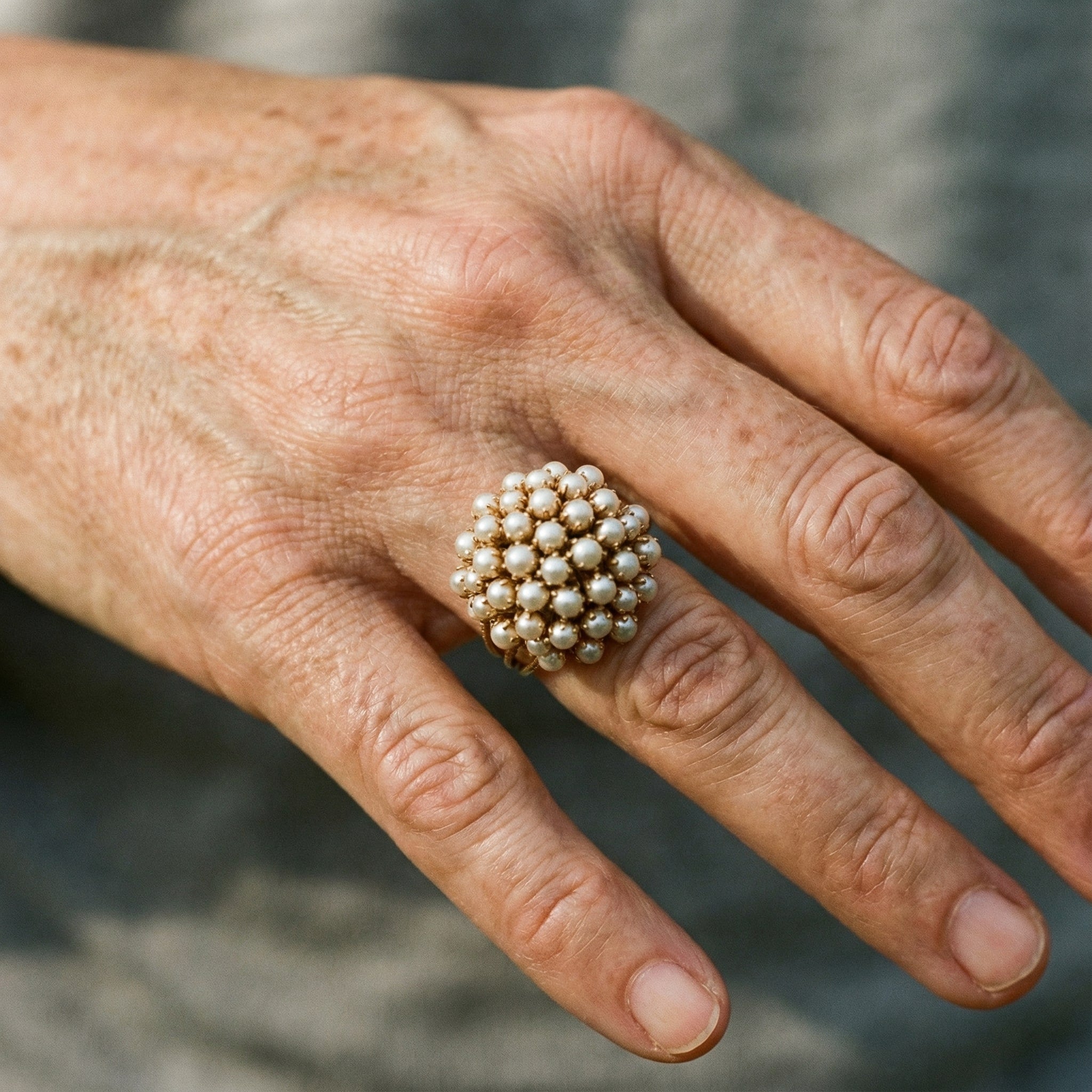 Prsten s bisernim urezima