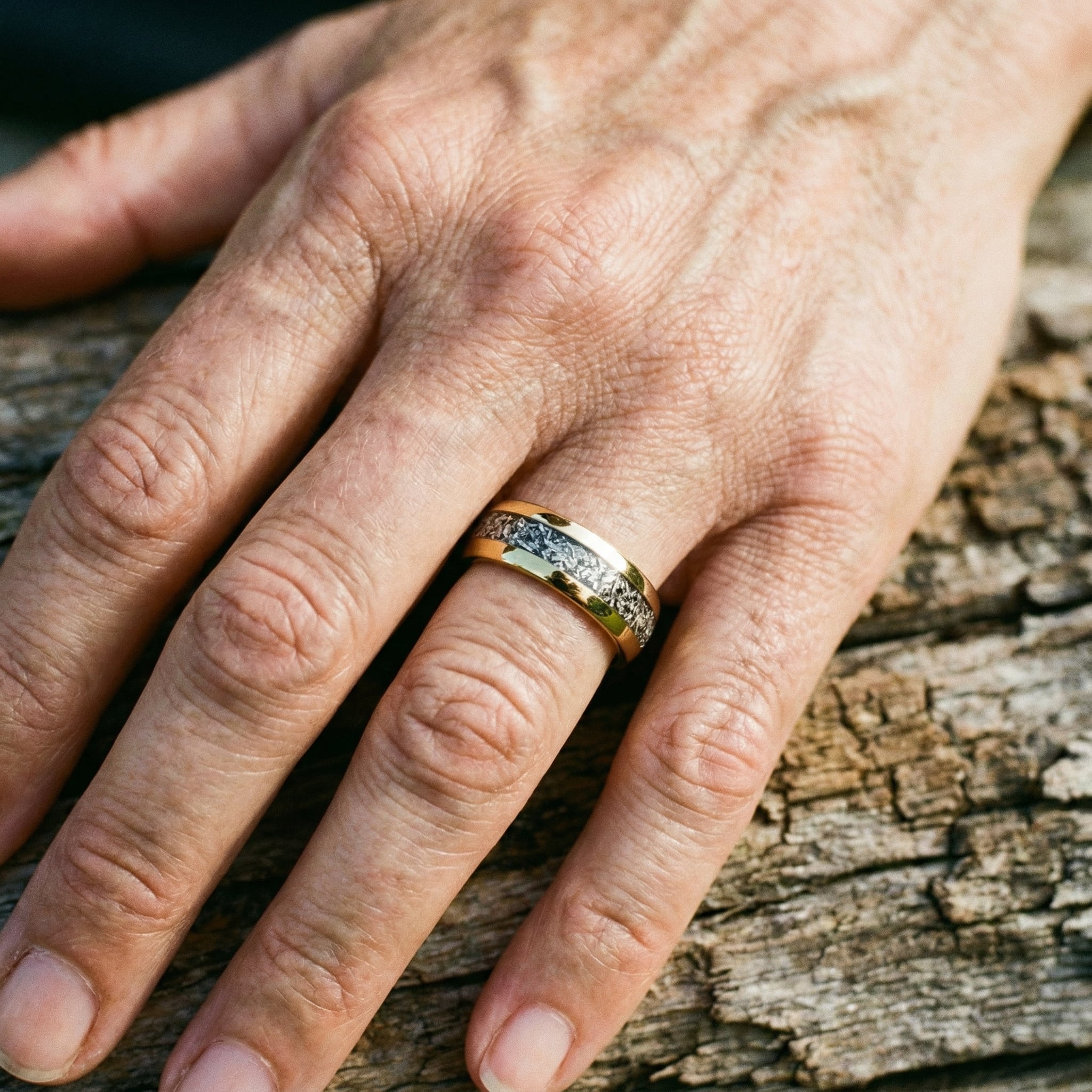 Prsten s sjajnim zlatnim umetcima