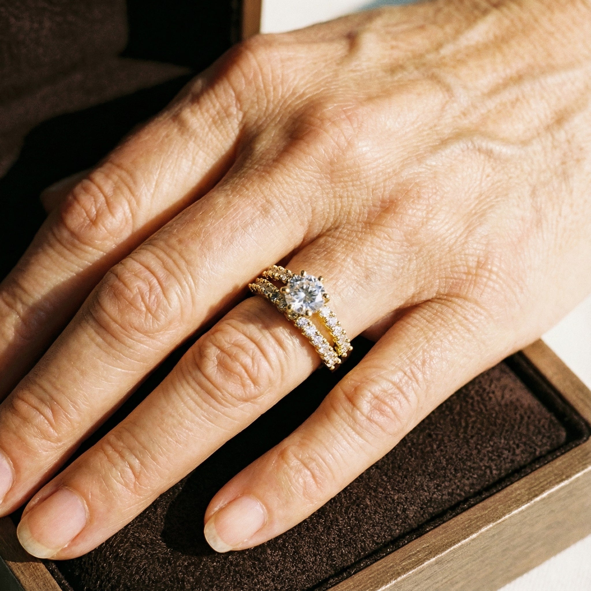 Prsten za zaruke s cirkonom