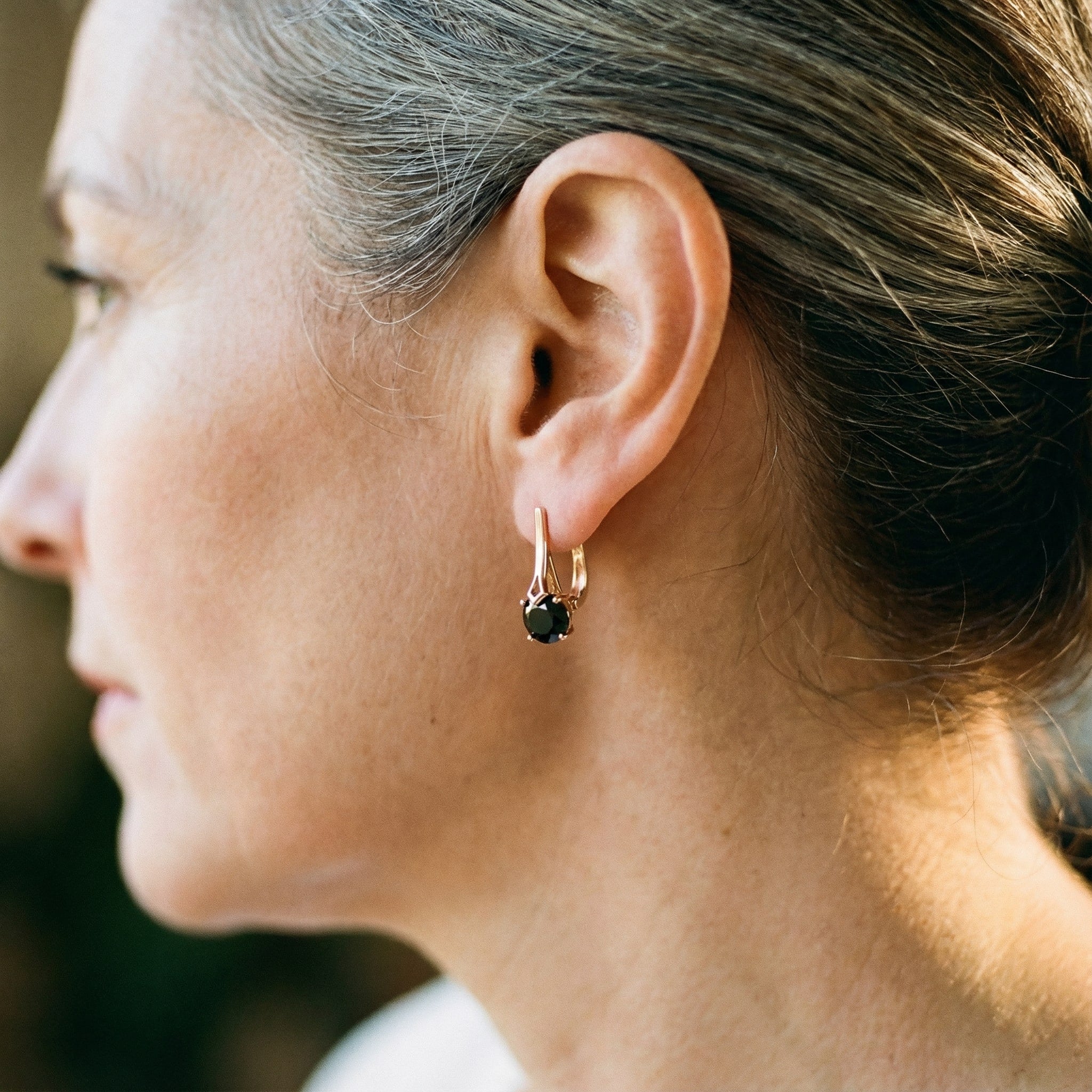 Elegantne zlatne naušnice s crnim cirkonima