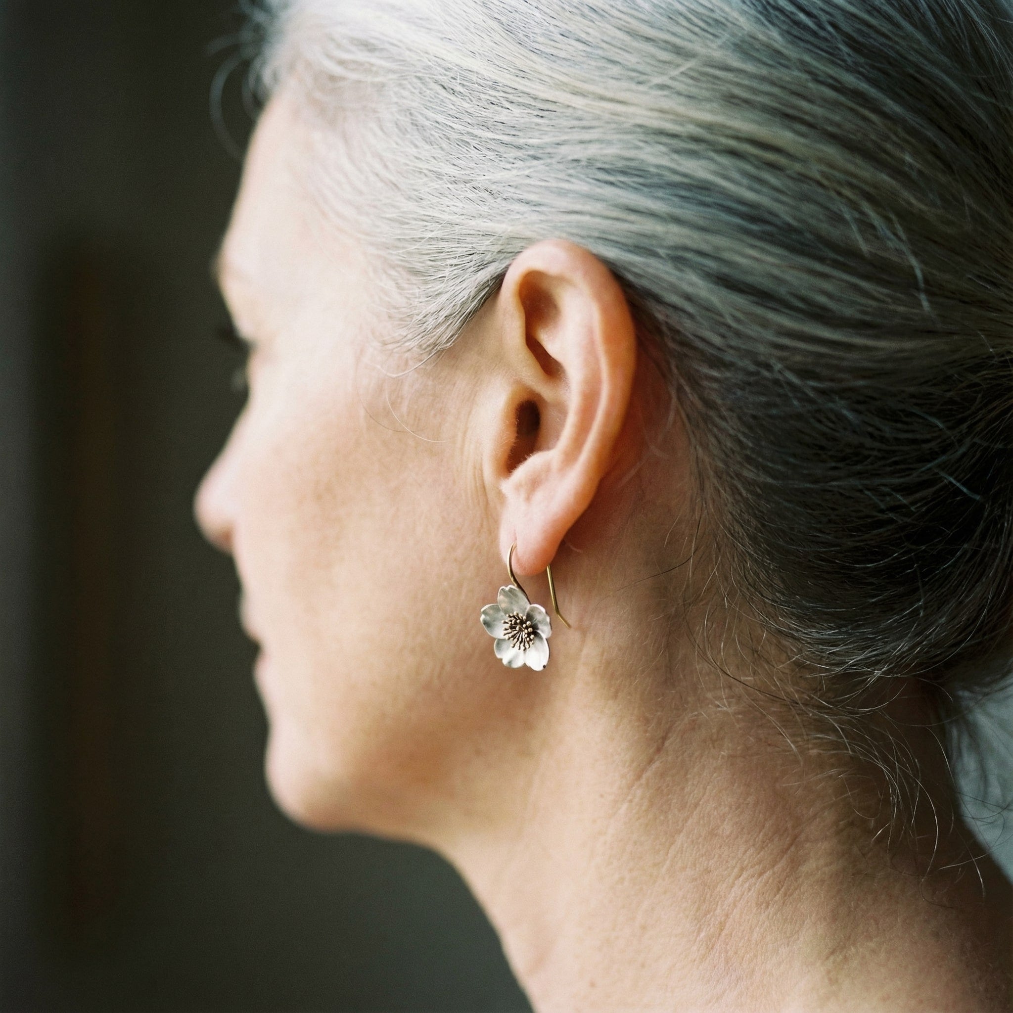 Vintage naušnice u srebru i zlatu s cvjetnim dizajnom