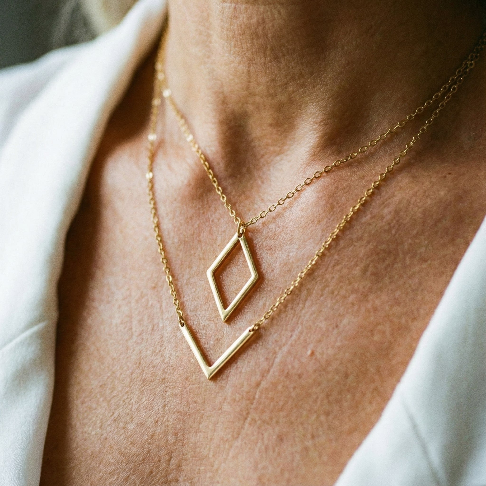 Elegantna ogrlica s geometrijskim privjeskom u obliku slova V
