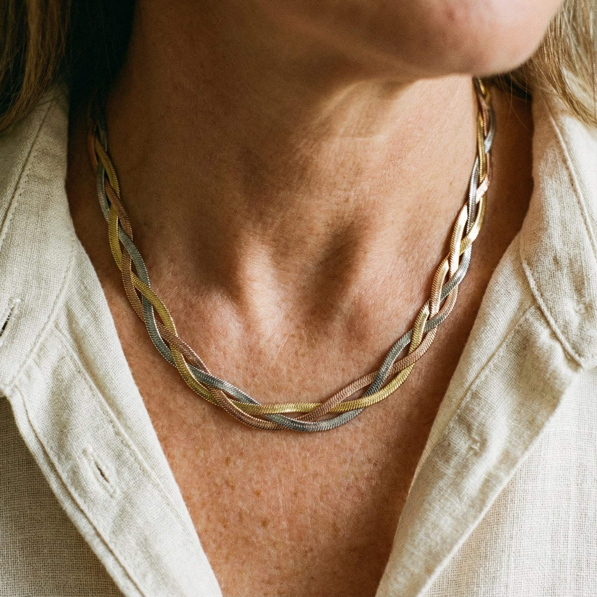 Elegantna ogrlica u zlatu i srebru