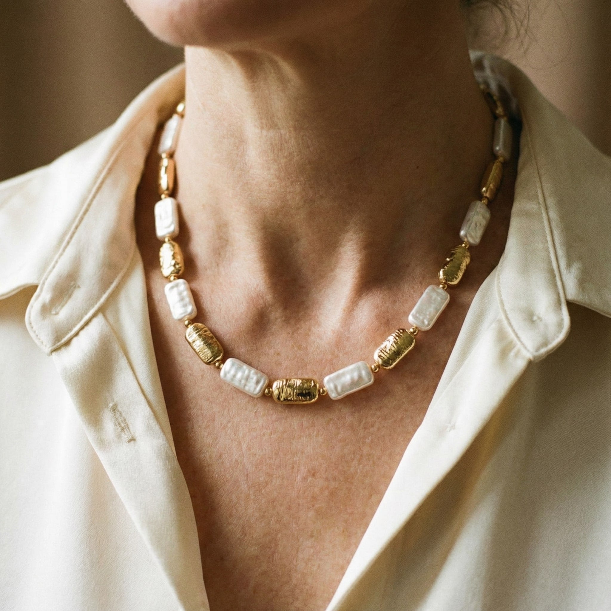 Vintage ogrlica s pravokutnim zlatnim i bijelim biserima