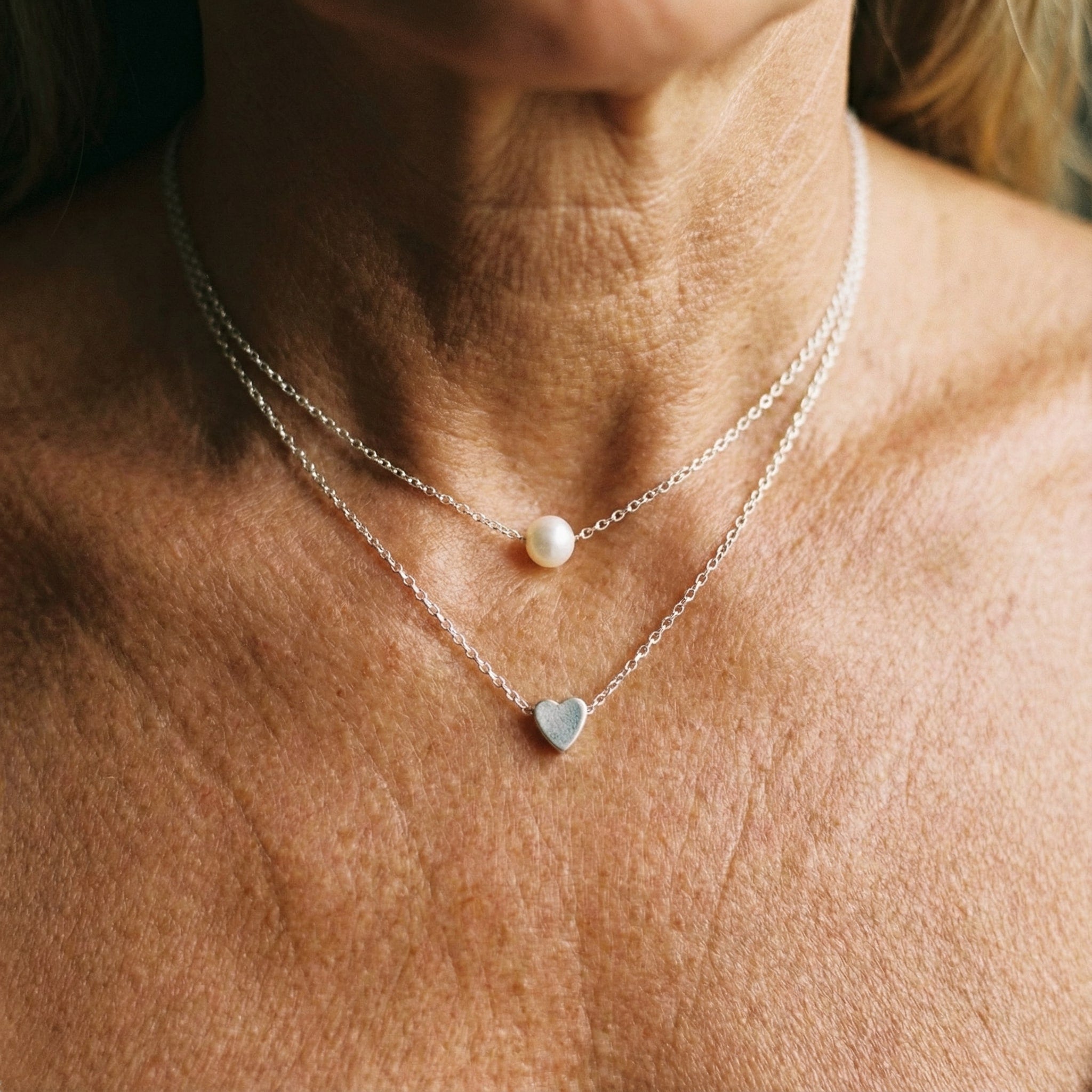 Ogrlica s srebrnim srcem i biserima