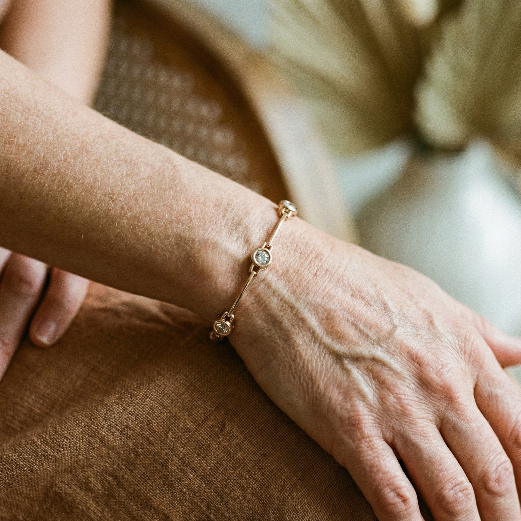 Elegantna narukvica s cirkonima u zlatu