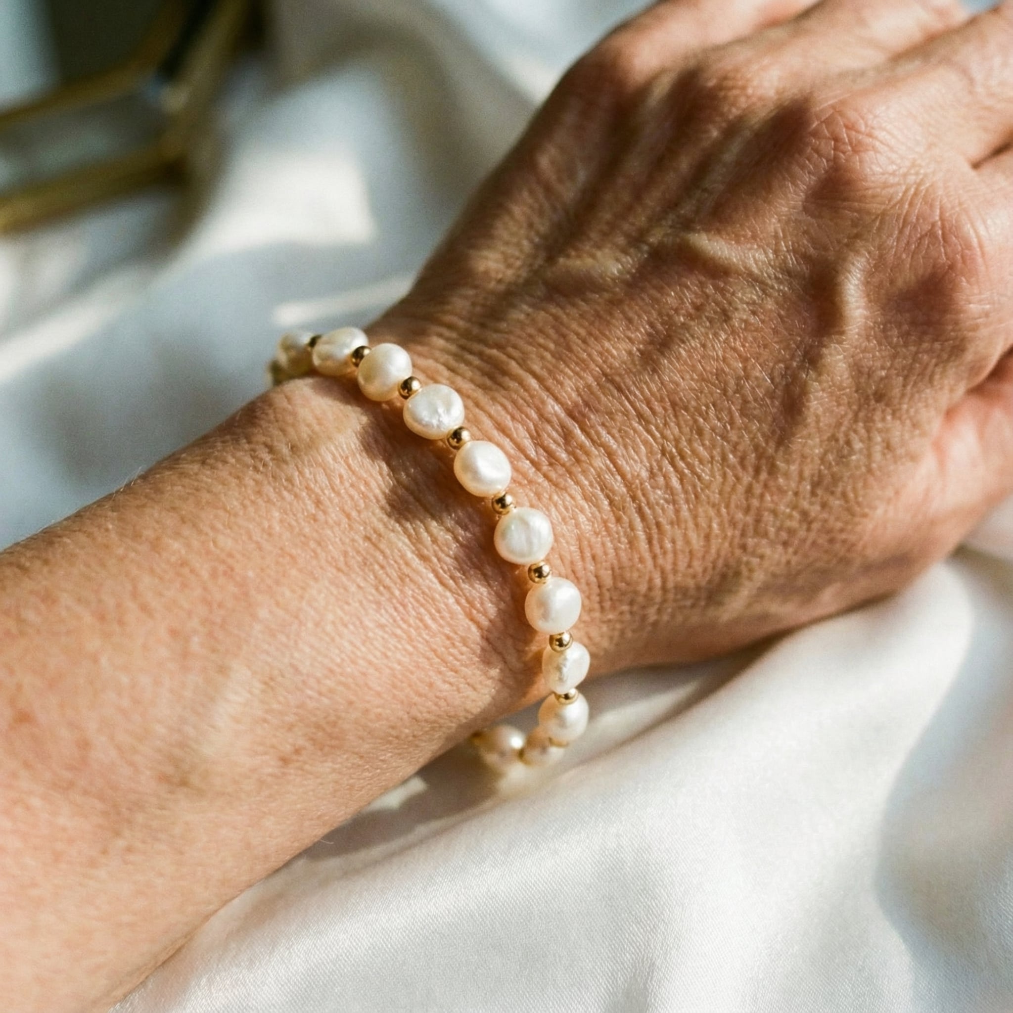 Vintage bijeli narukvica s biserima i zlatom