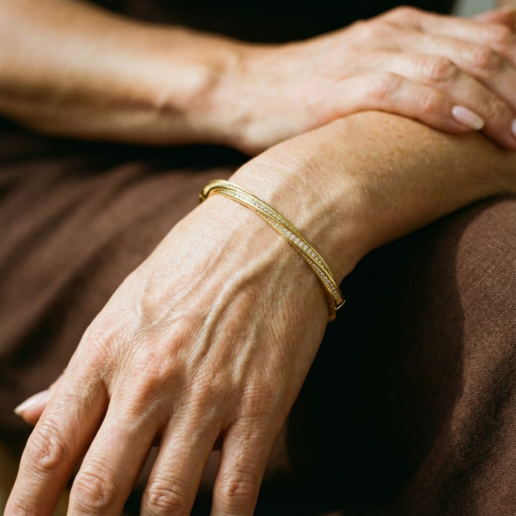 Elegantno kristalno narukvica s dva reda u zlatu